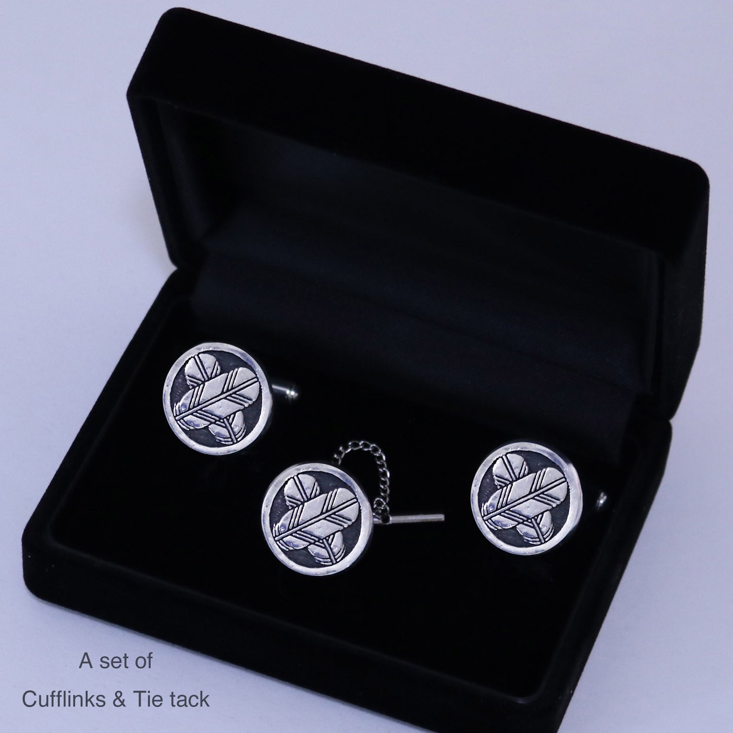 Tie tack - Crossing hawk fethers in a circle - 丸に違い鷹の羽