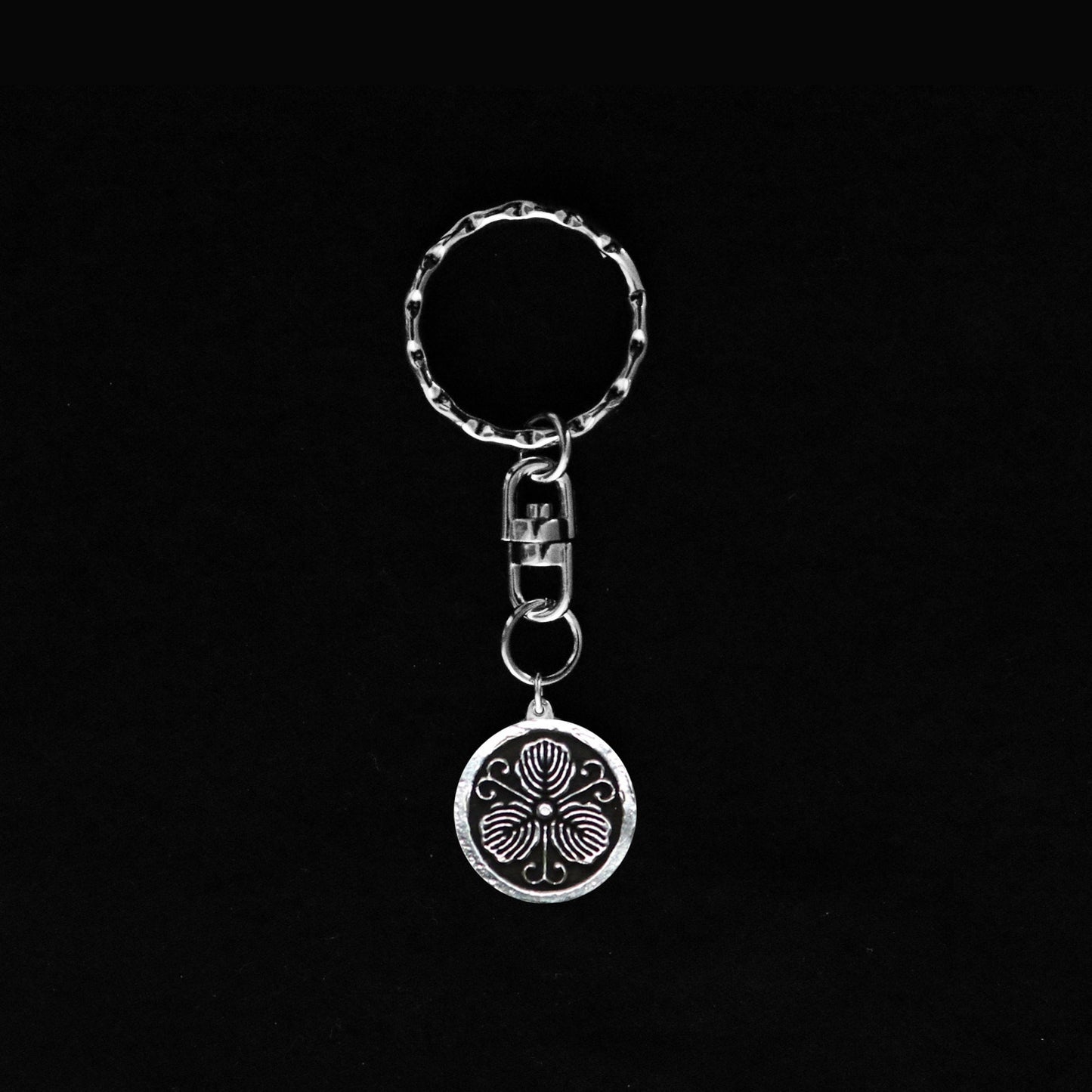 Silver Kamon key holder - Japanese Clan Crest - Oak Vine in a circle - Maruni Tutakasiwa