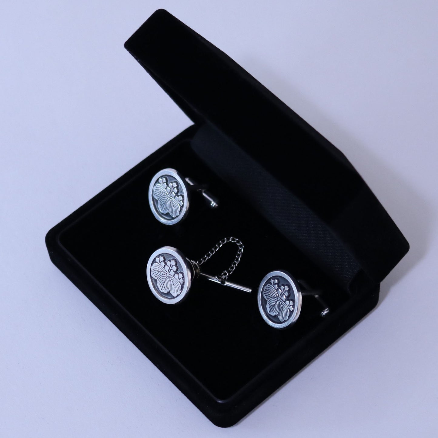 Tie tack - Tachibana in a square trimmed corners - 隅切り角に橘