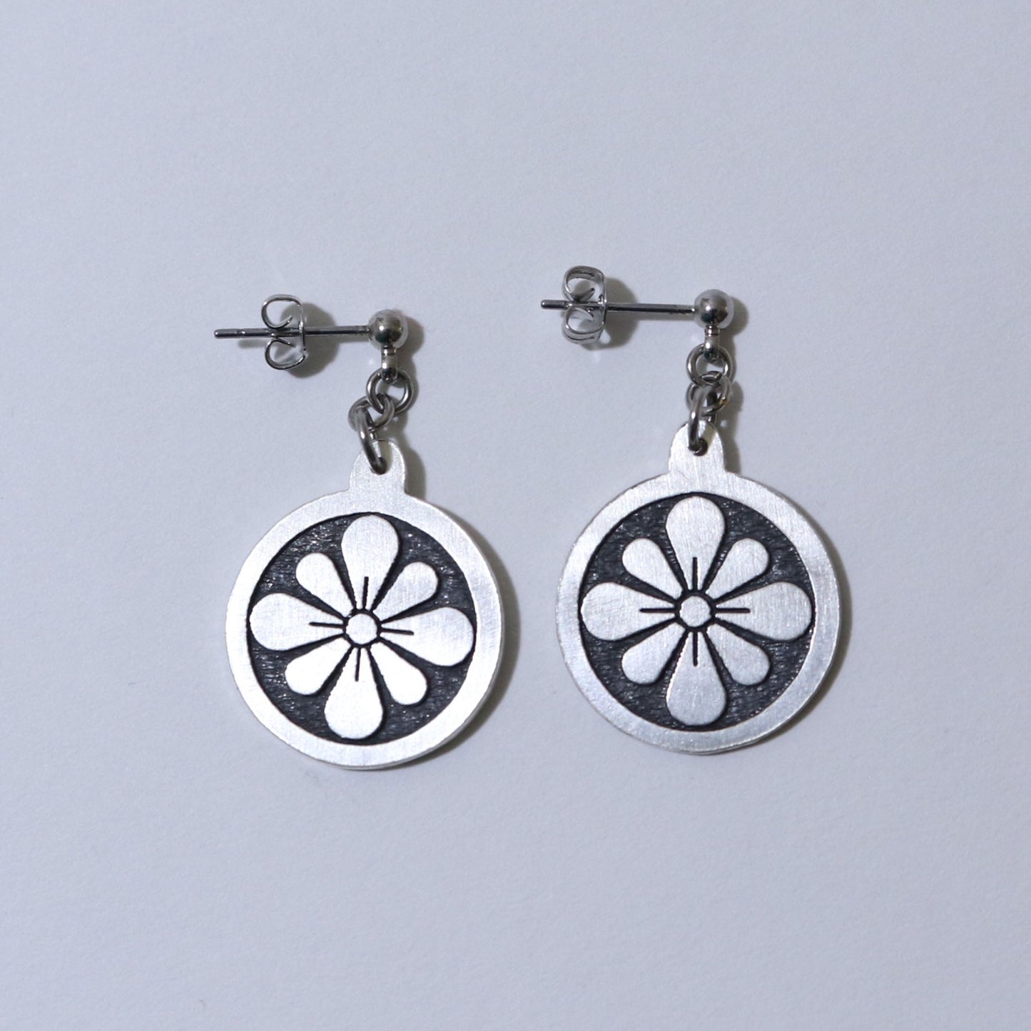 Kamon Earrings - The section of pear in a circle - Maru ni Nashino Kirikuchi