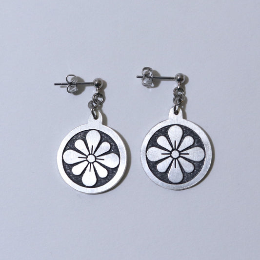 Kamon Earrings - The section of pear in a circle - Maru ni Nashino Kirikuchi