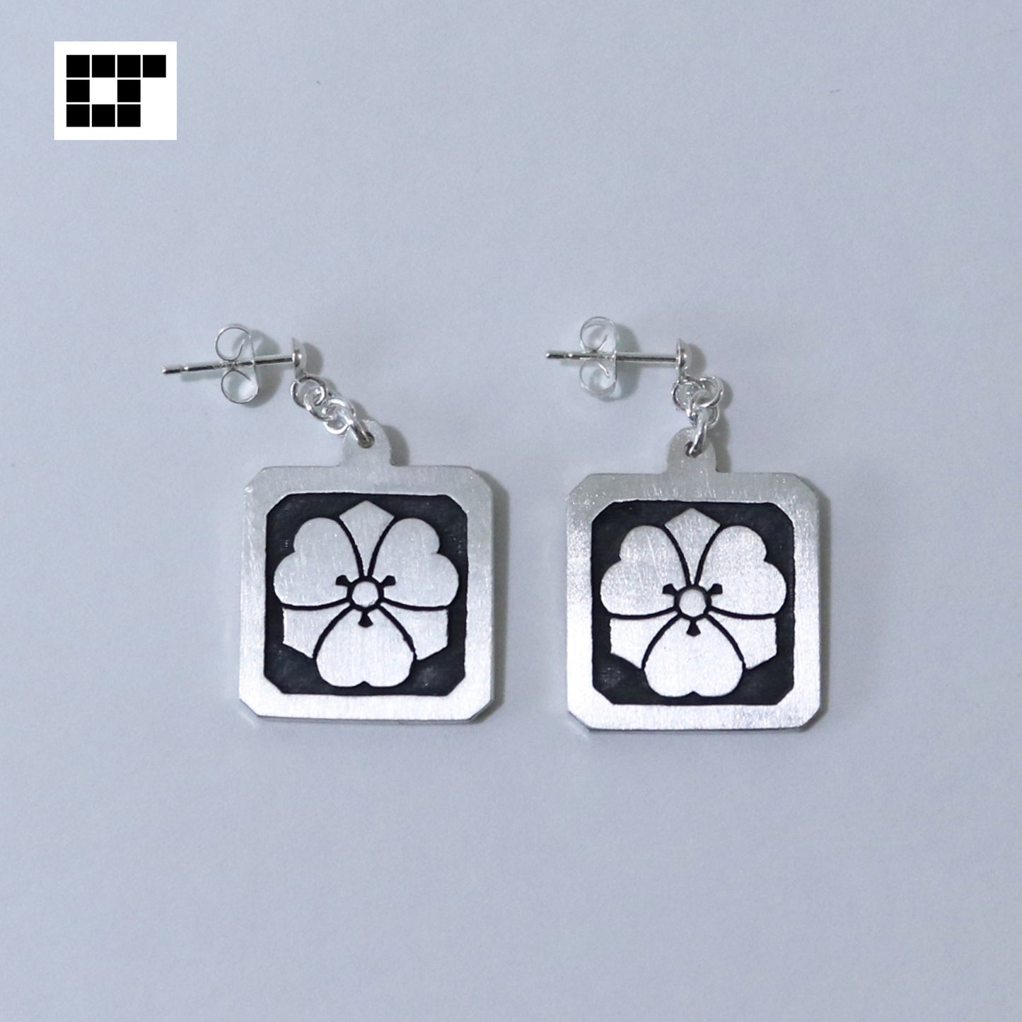 Earrings - Hirasumikiri Kadoni Kenkatabami - 平隅切り角に剣片喰