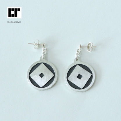 Earrings -  Kuginuki in a circle - 丸に釘抜き