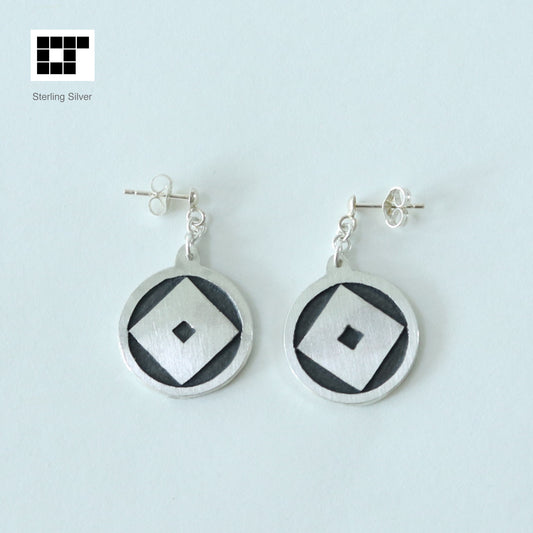 Earrings -  Kuginuki in a circle - 丸に釘抜き
