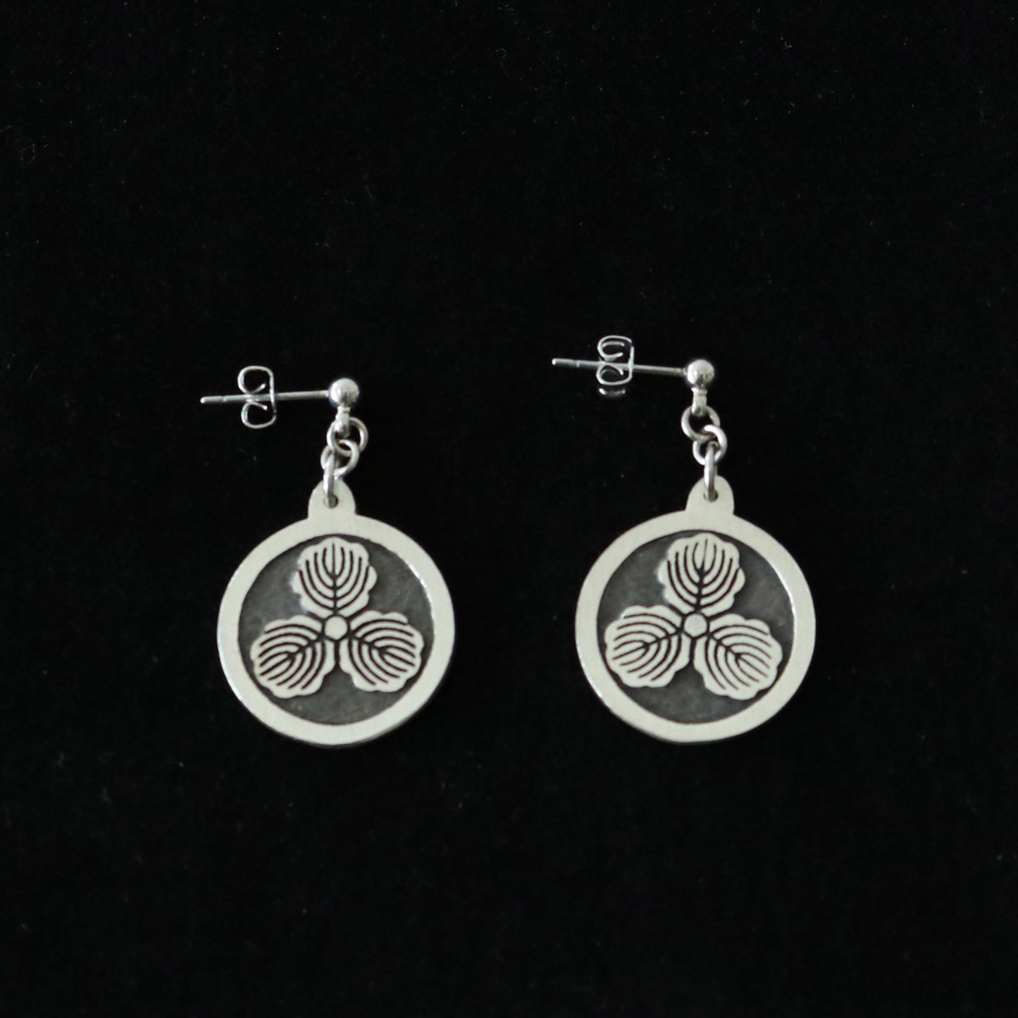 Kamon Earrings - Three Oak leaves in a circle - Maru ni Mitsu Kashiwa