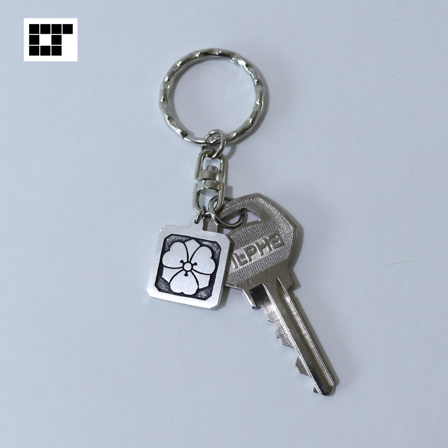 Key chain - Hirasumikirikadoni Kenkatabami - Swords and wood sorrel in square trimmed corners - 平隅切り角に剣片喰