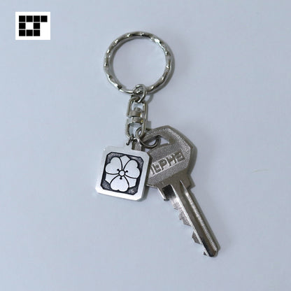 Key chain - Hirasumikirikadoni Kenkatabami - Swords and wood sorrel in square trimmed corners - 平隅切り角に剣片喰
