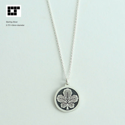 Pendant - Maruni Tachi Kajinoha - 丸に立ち梶の葉　