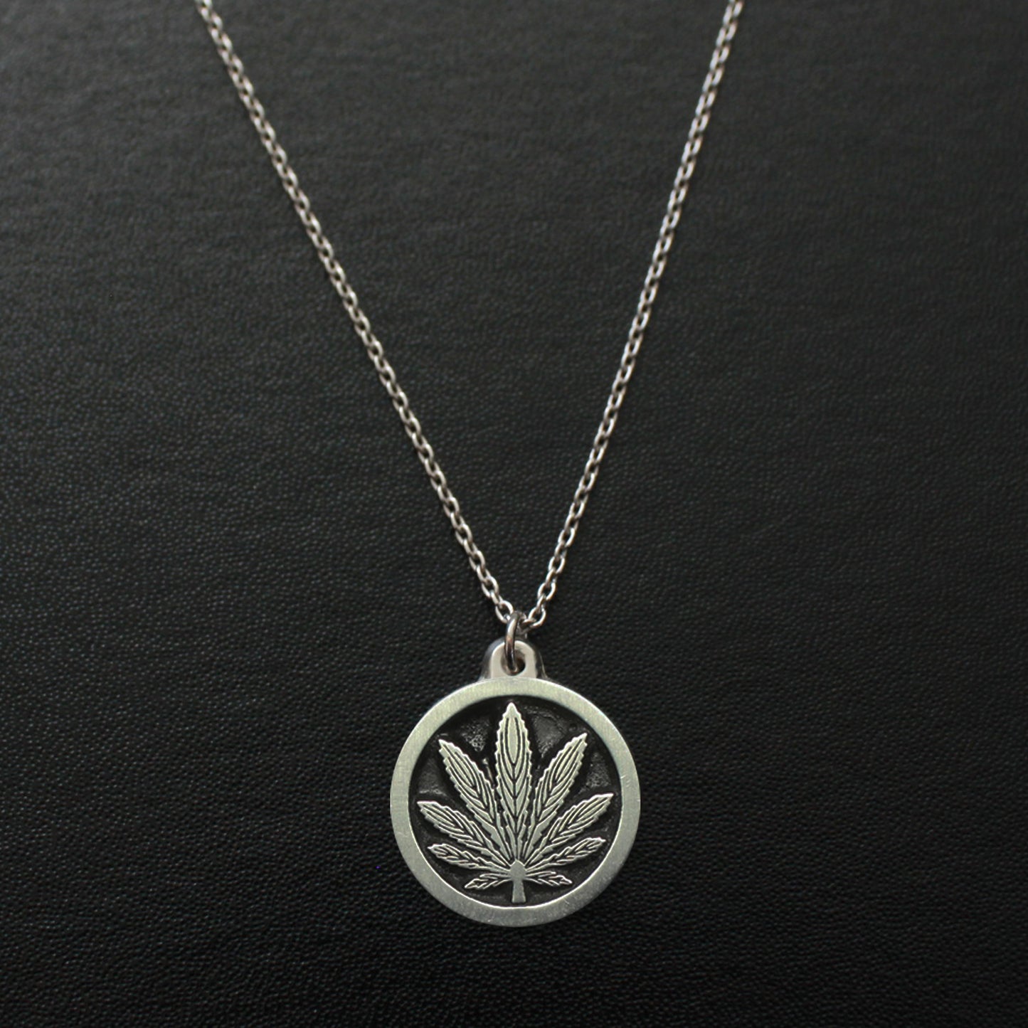 Pendant - unique maple in a circle - 丸に変わり楓