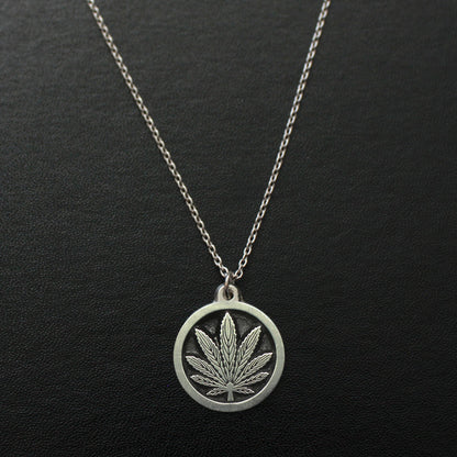 Pendant - unique maple in a circle - 丸に変わり楓