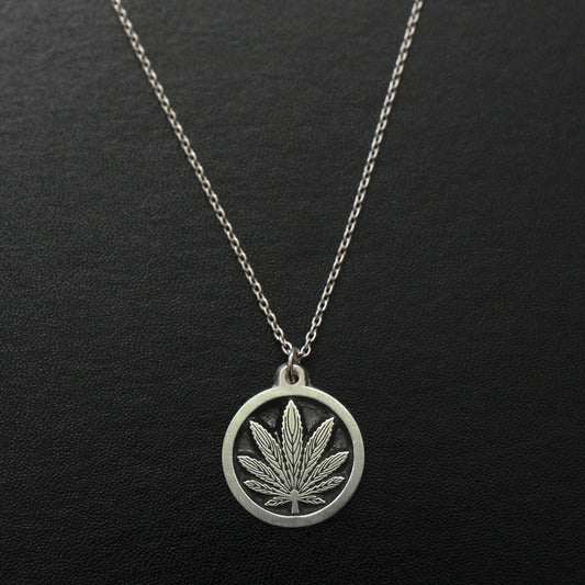 Pendant - unique maple in a circle - 丸に変わり楓