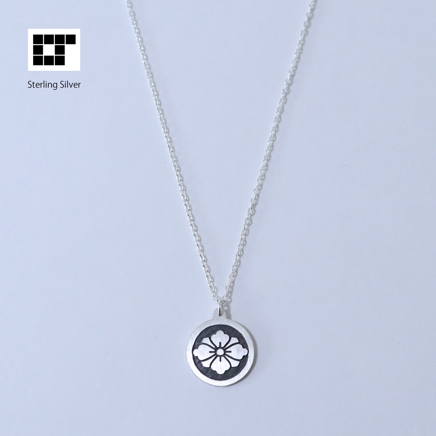 Pendant - Swords and Hanabishi in a circle - 丸に剣花菱