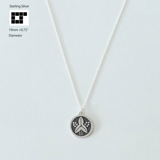 Pendant - Standing alismatis rhizoma in a circle - Maruni Tachi Omodaka: 丸に立ち沢瀉