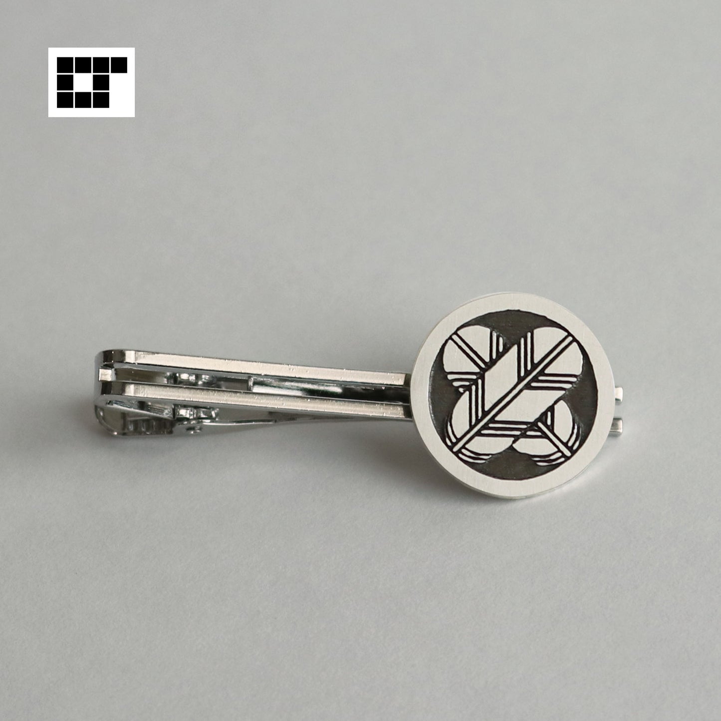 Tie tack - Crossing hawk fethers in a circle - 丸に違い鷹の羽