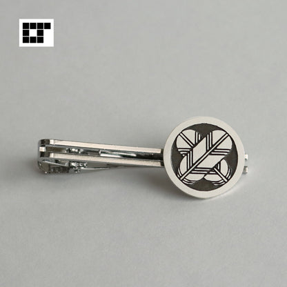 Tie tack - Crossing hawk fethers in a circle - 丸に違い鷹の羽