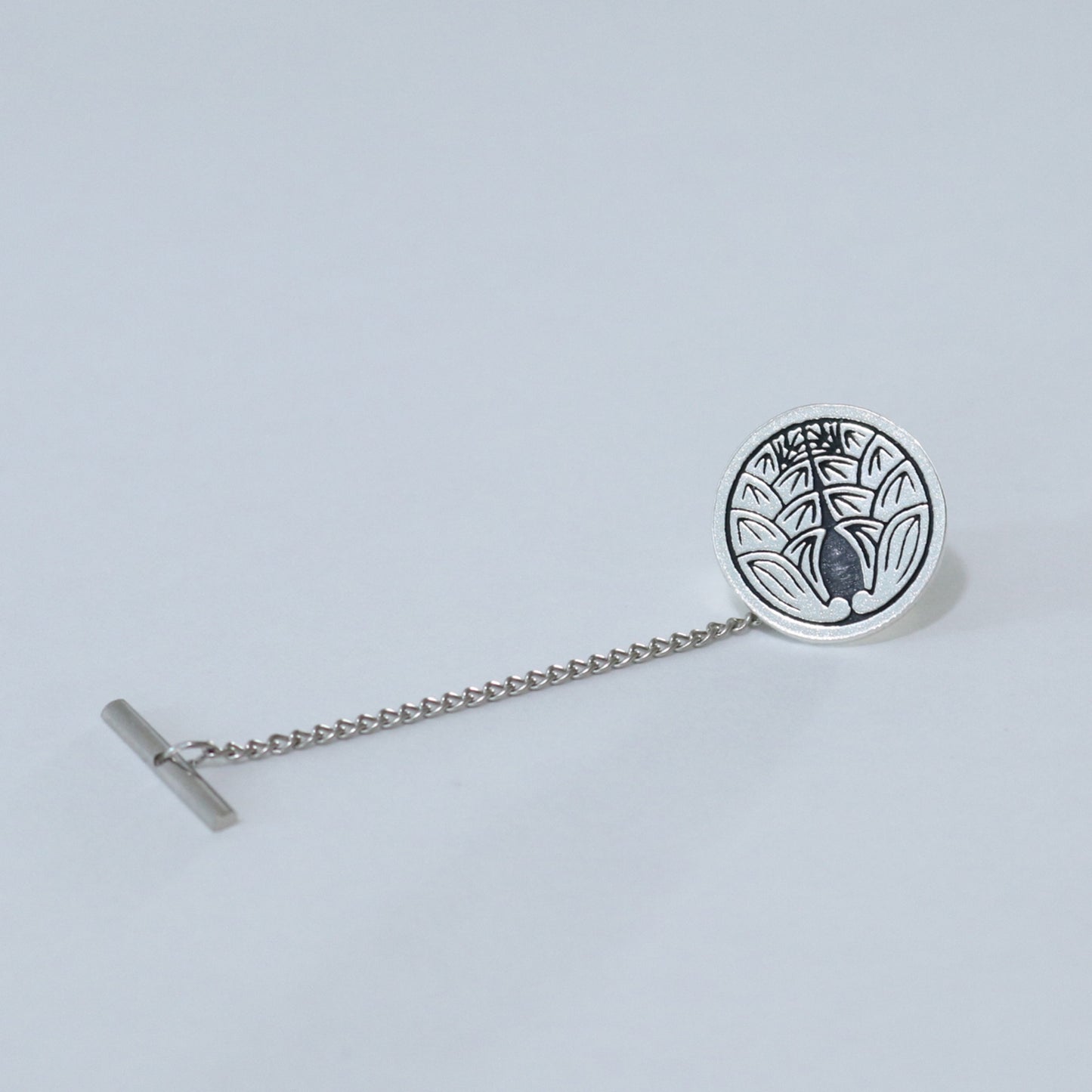 Tie tack - Cuddling Japanese Gingers in a circle - 丸に抱き茗荷