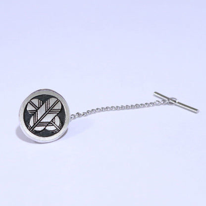 Tie tack - Crossing hawk fethers in a circle - 丸に違い鷹の羽