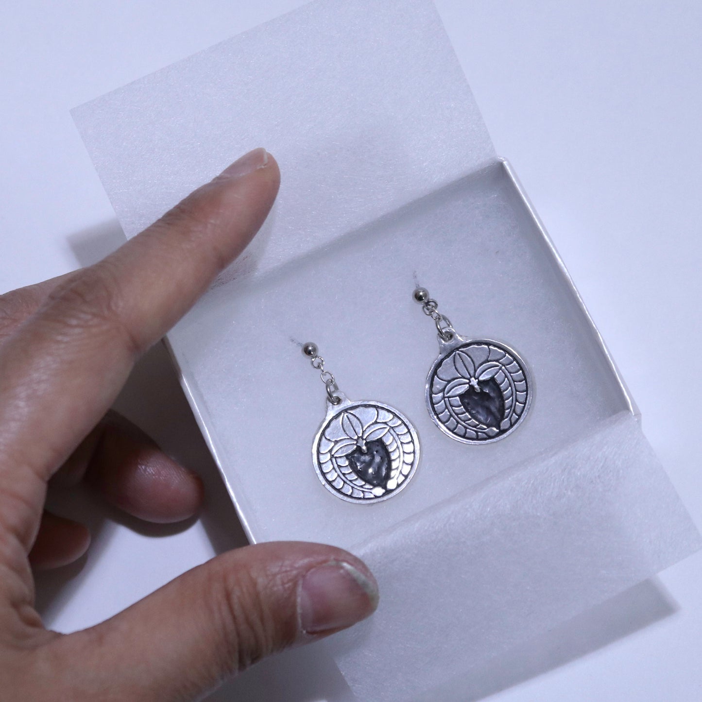 Kamon Earrings - Weeping Wisteria in a circle - 丸に下がり藤