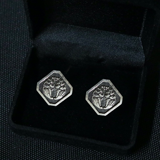 Tie tack -Cuddling Japanese Ginger (Myuga) in a square trimmed corners - 隅切り角に抱き茗荷