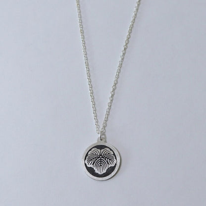 1/2"=13mm Pendant - Ivy in a circle - 丸に蔦 : Maruni Tsuta