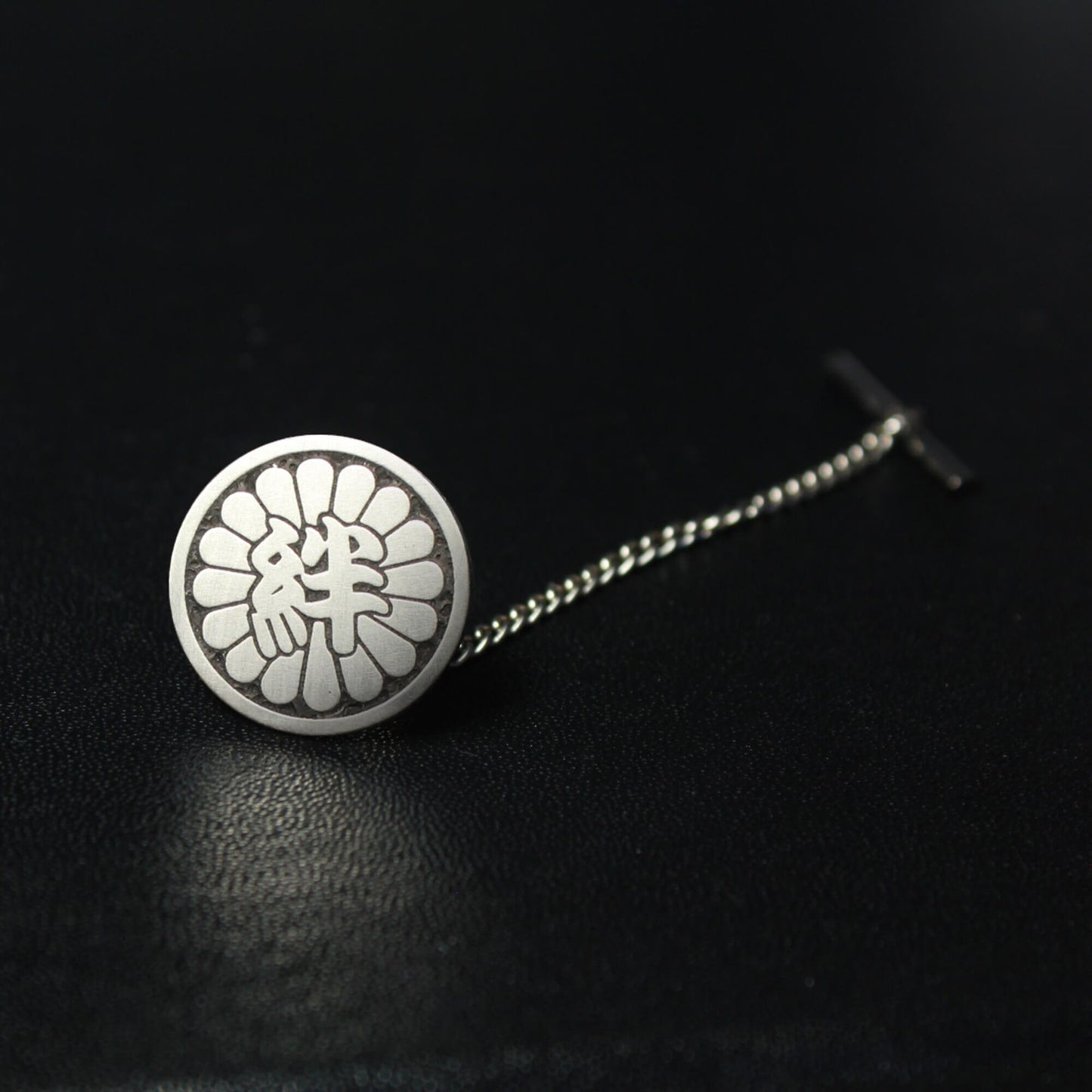 Tie Tack - Kanji and chrysanthemum - Kanji "bond"
