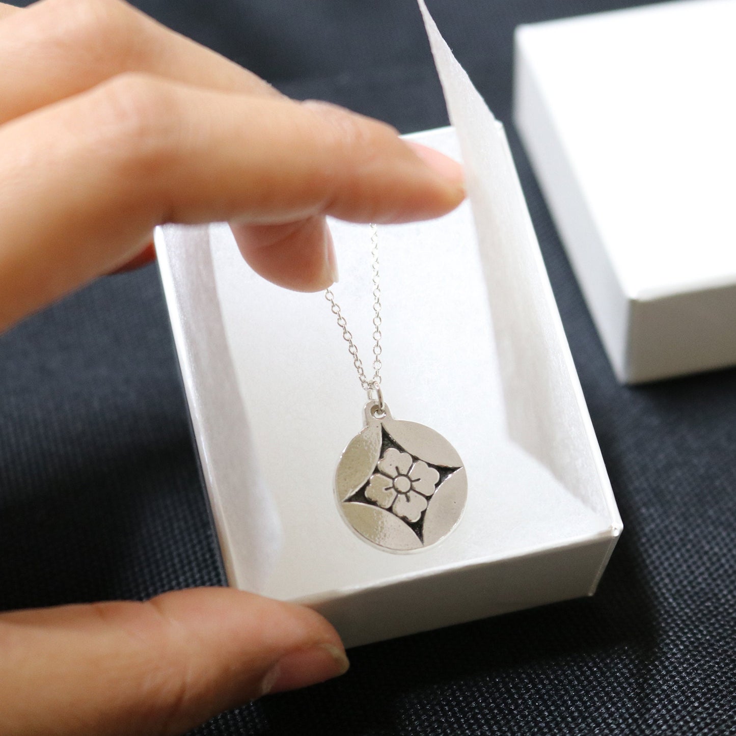 Japanese Kamon Pendant- SHIPPO Ni Hanabishi