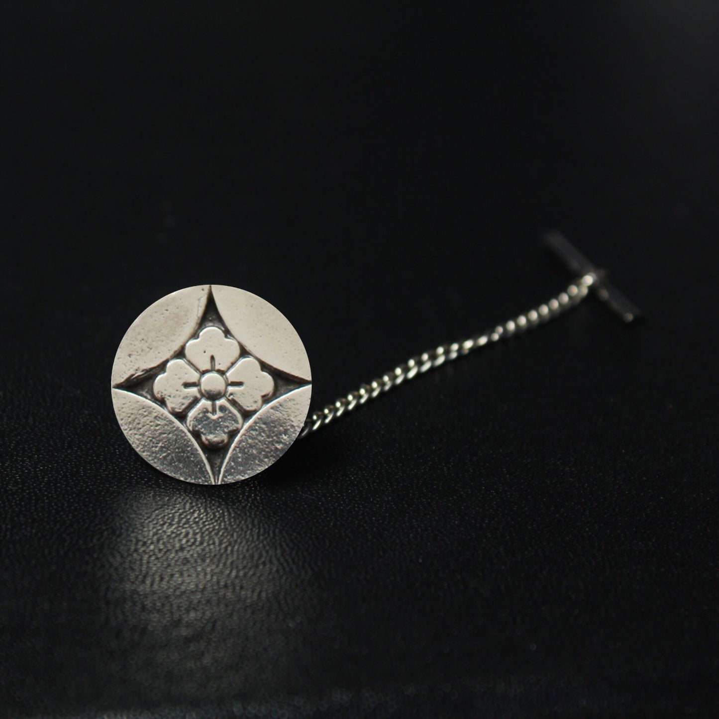 Shippou ni Hanabishi Kamon - Silver Kamon Tie tack / Lapel pin