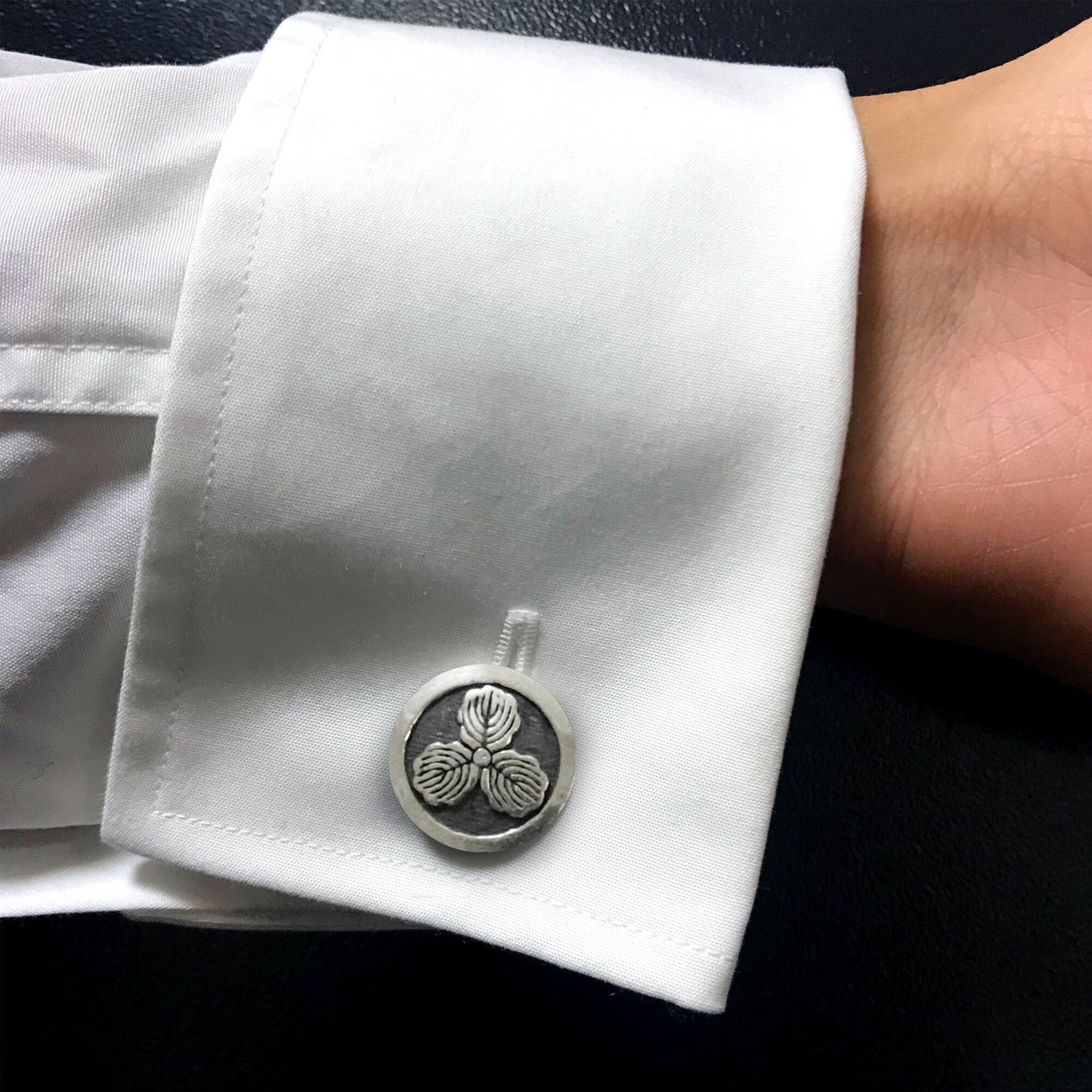 Tie tack - Three Oak Leaves Kamon - 丸に三つ柏