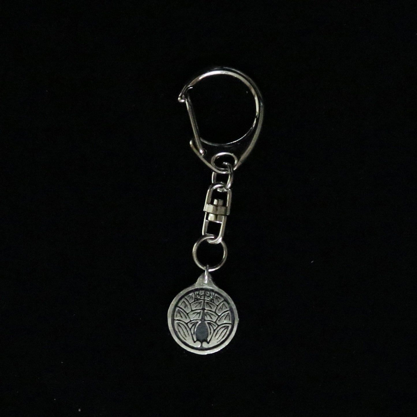 Cuddling Japanese Ginger in a circle - Japanese Silver Clan Crest - Kamon Keyholder