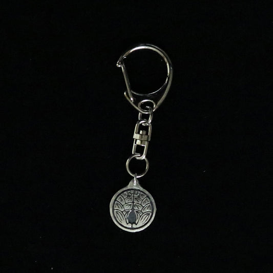 Cuddling Japanese Ginger in a circle - Japanese Silver Clan Crest - Kamon Keyholder