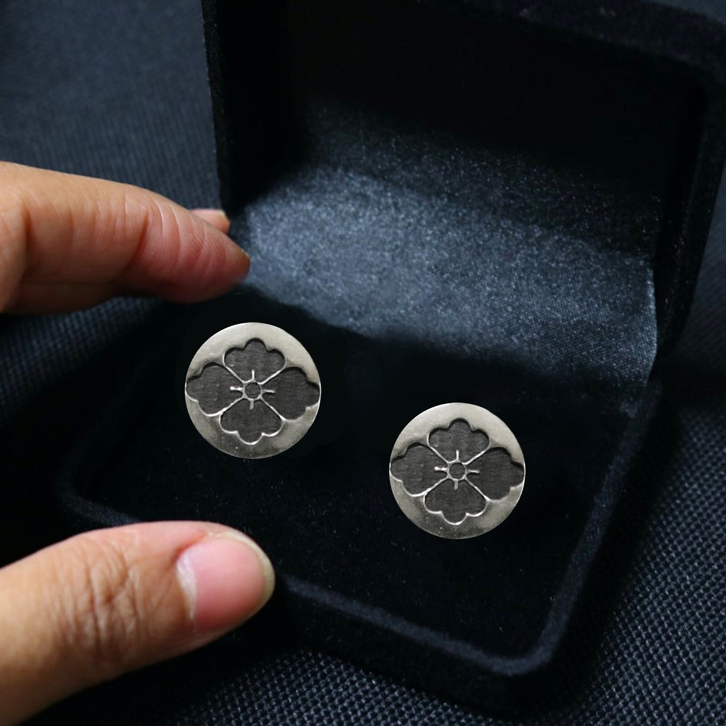 Cufflinks - Dark Hanabishi in a circle