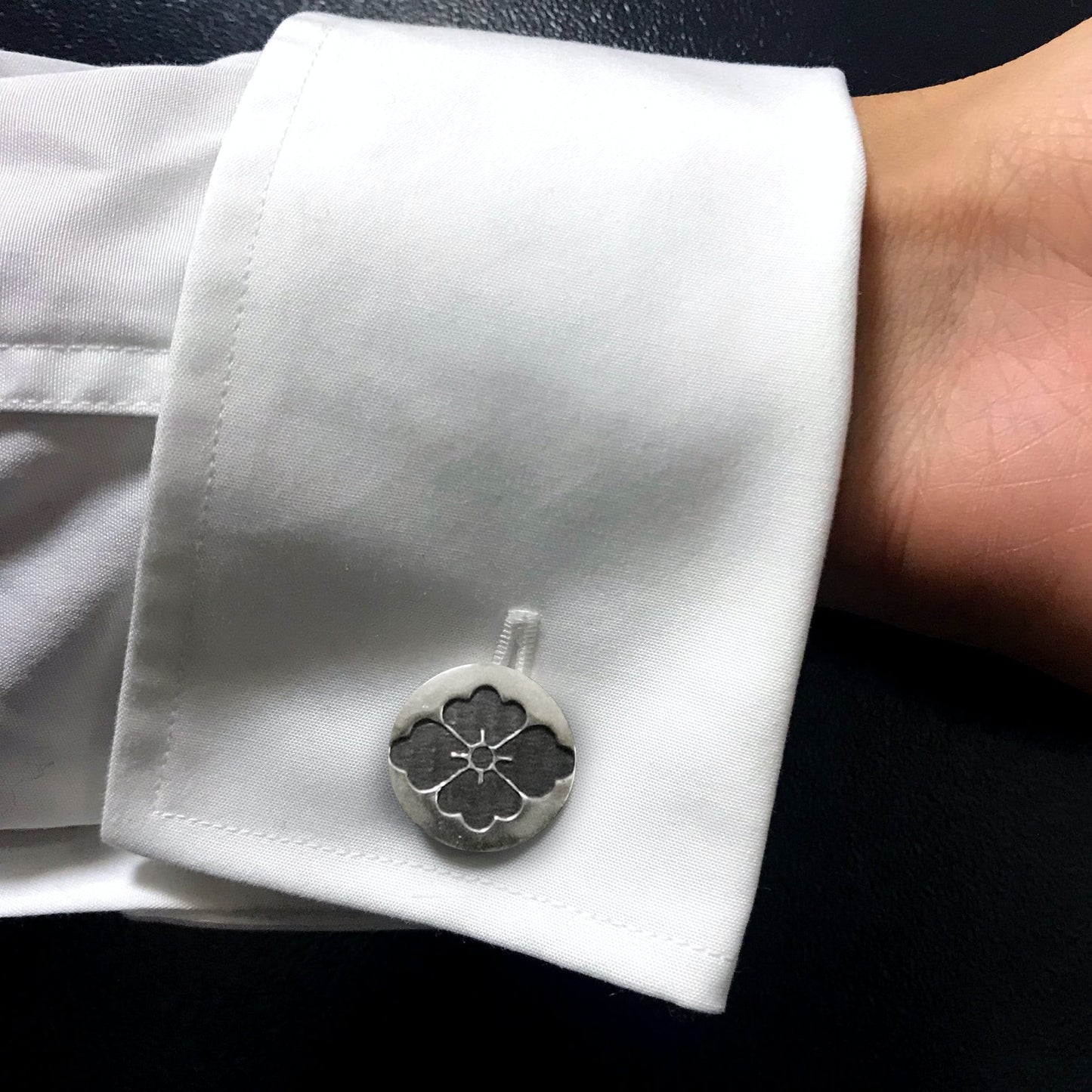 Cufflinks - Dark Hanabishi in a circle