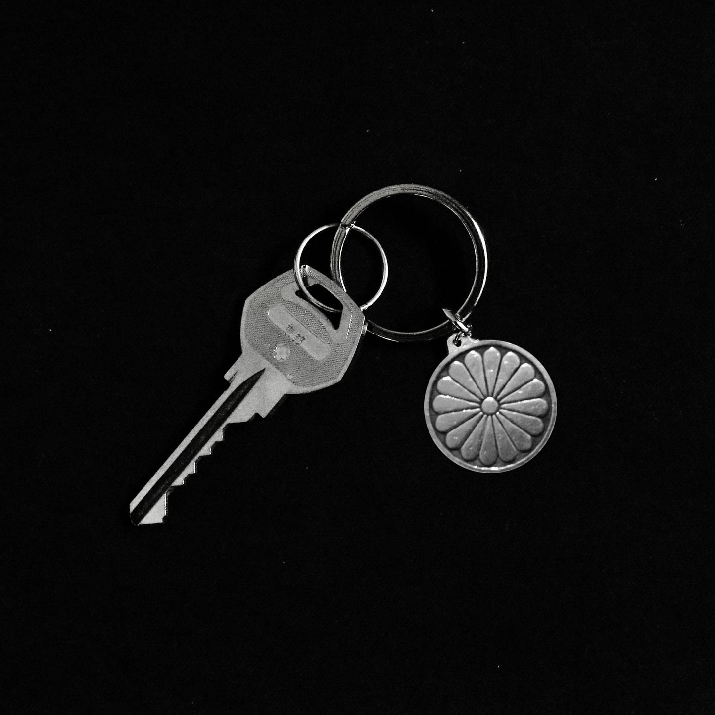 Chrysanthemum in a circle - Japanese Clan Crest- Silver Key holder