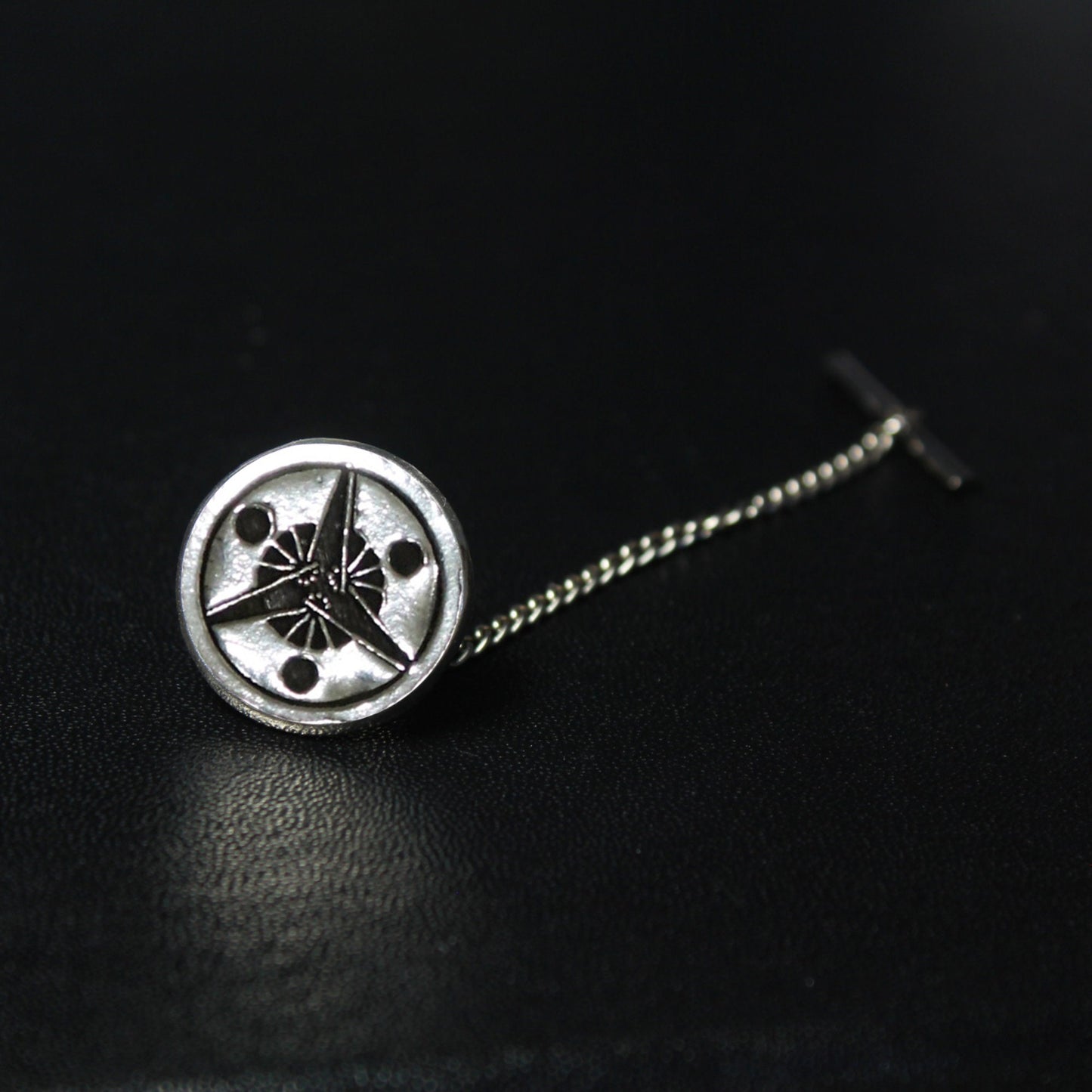 Three fans having suns in a circle - Kamon Tie tack / Lapel pin - Japanese Clan Crest