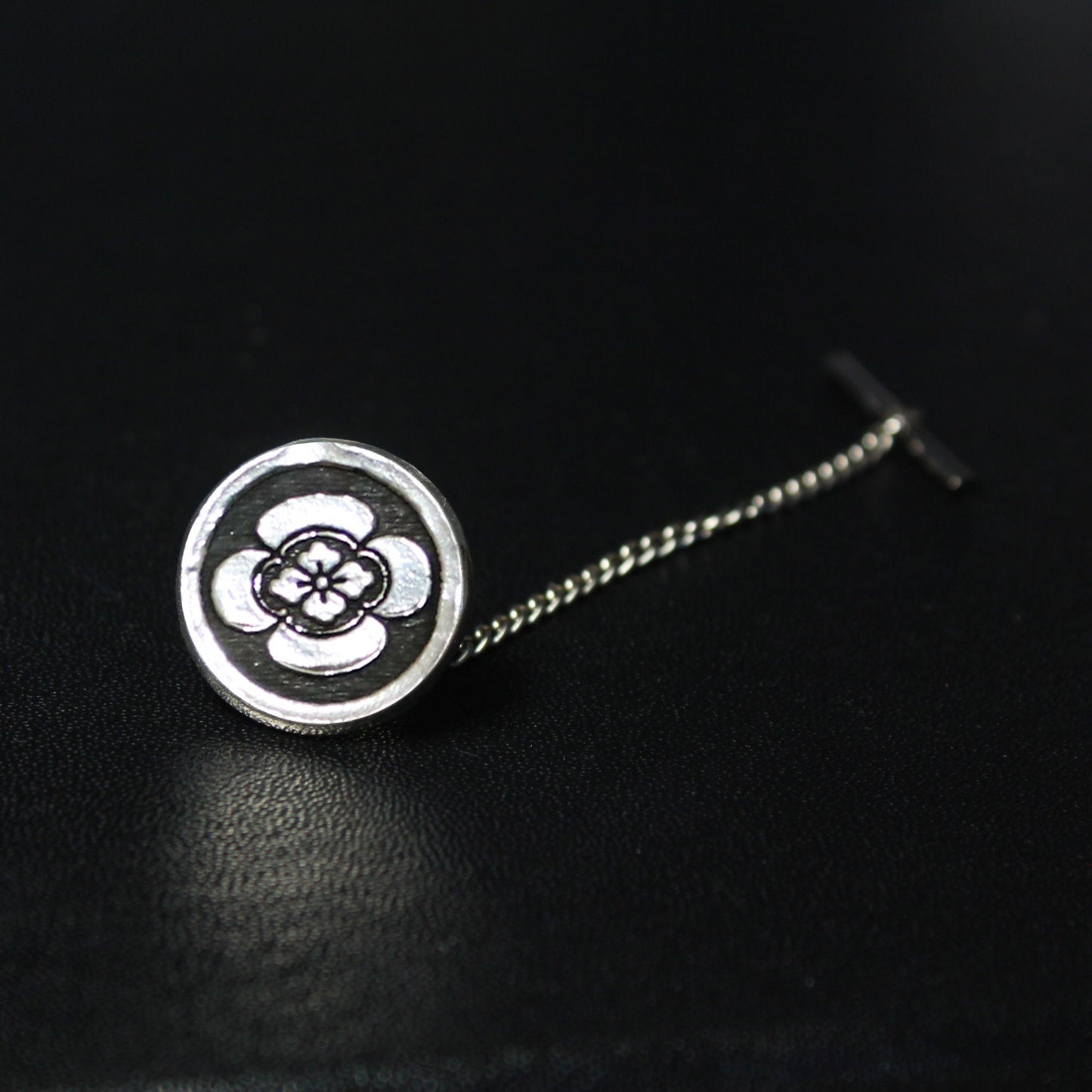 Japanese Quince in a circle - Japanese Clan Crest - Kamon Tie tack / Lapel Pin