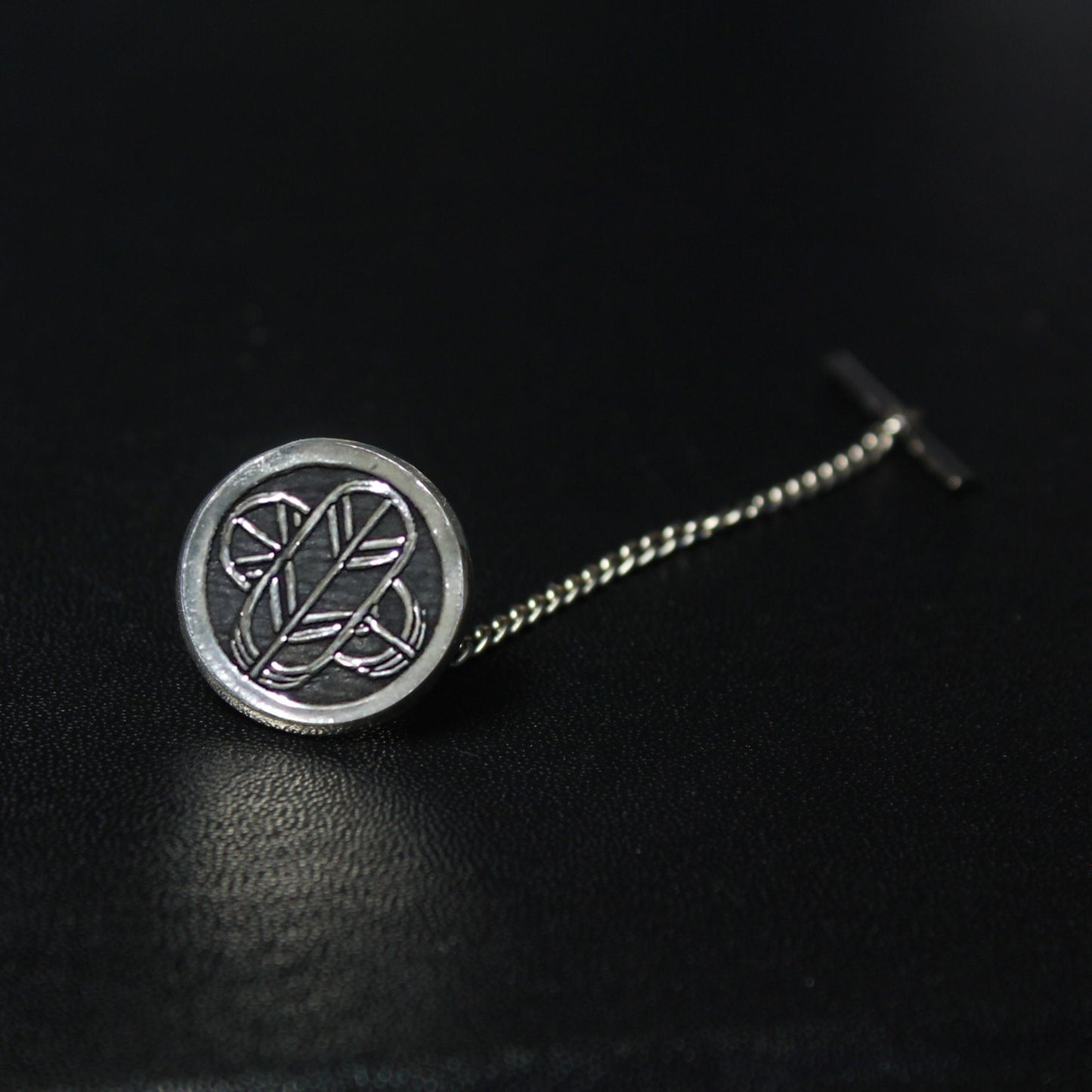 Outlined Crossing hawk feathers in a circle - Japanese Clan Crest - Kamon Tie tack / Lapel pin