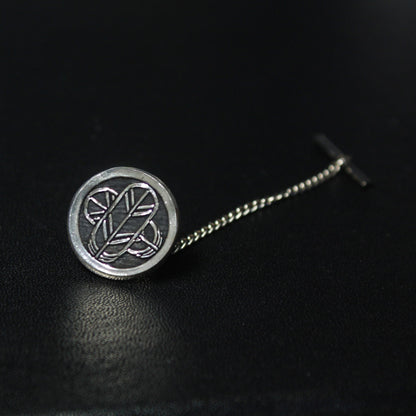 Outlined Crossing hawk feathers in a circle - Japanese Clan Crest - Kamon Tie tack / Lapel pin