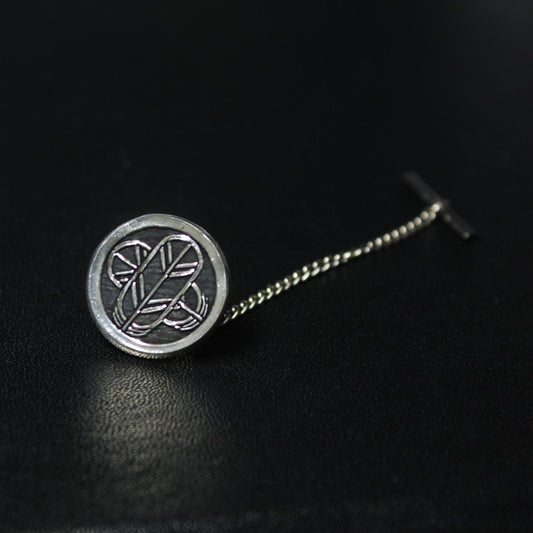Outlined Crossing hawk feathers in a circle - Japanese Clan Crest - Kamon Tie tack / Lapel pin