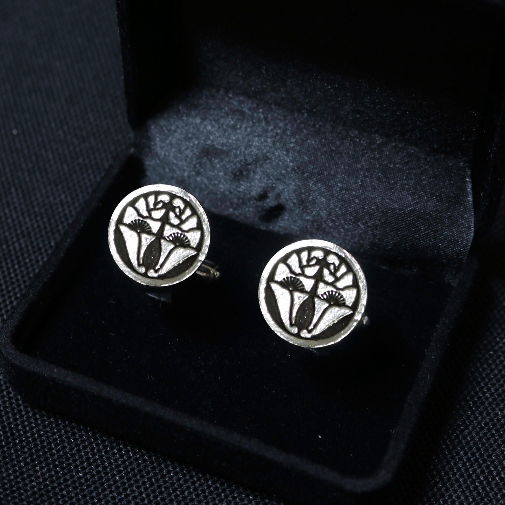 Cuddling Flower Gyouyou in a circle - Silver Kamon Cufflinks - Japanese Clan Crest