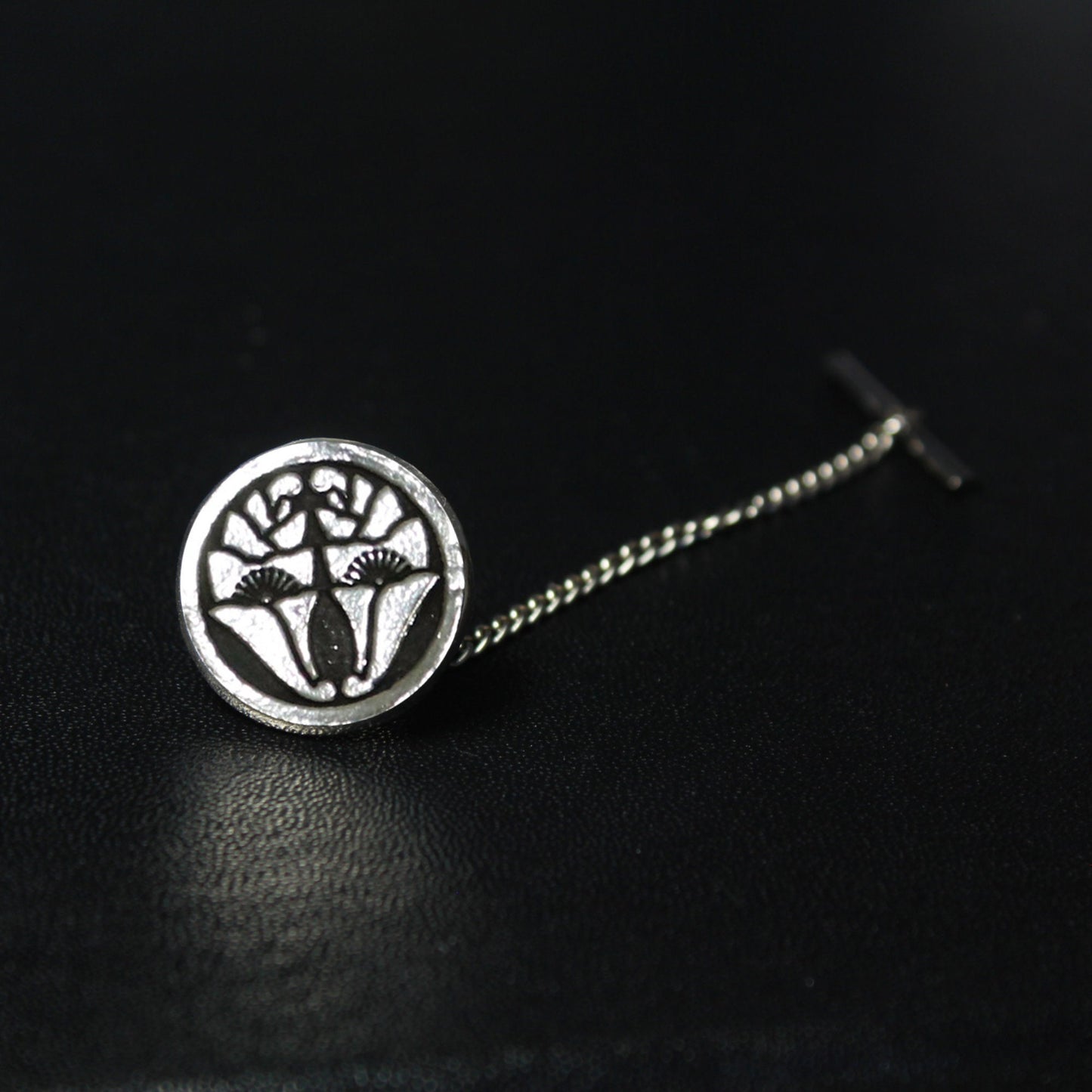 Cuddling Flower Gyouyou in a circle - Silver Tie tack / Lapel pin - Kamon