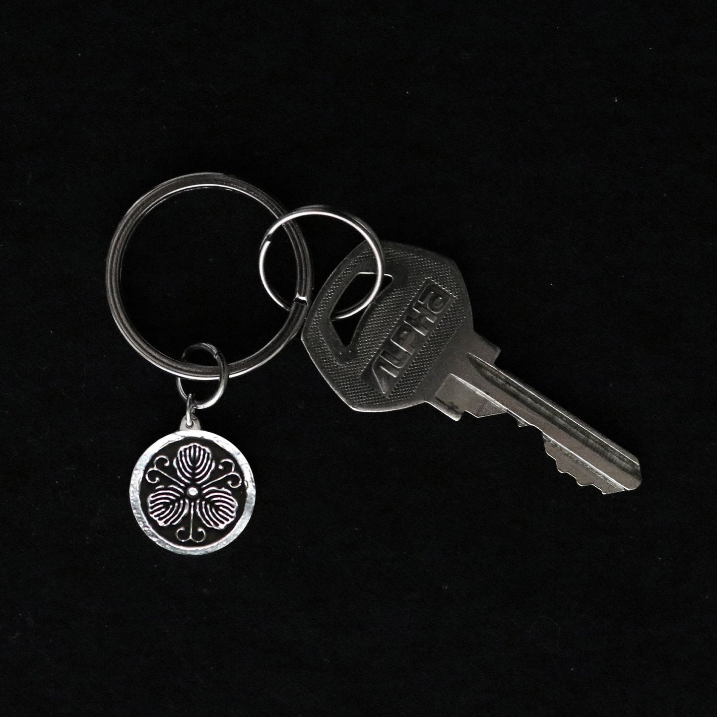 Silver Kamon key holder - Japanese Clan Crest - Oak Vine in a circle - Maruni Tutakasiwa