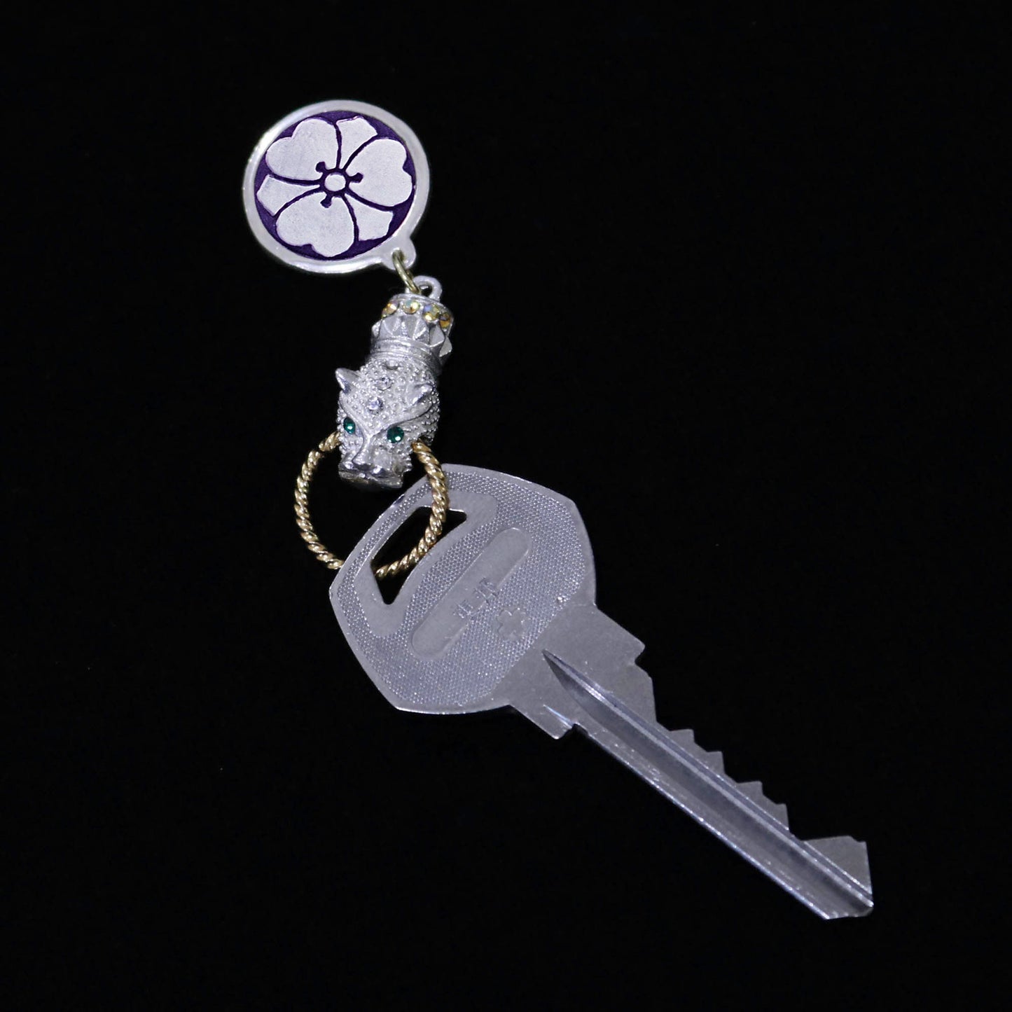 Kamon Jaguar Key accessory -  Kenkatabami in a circle