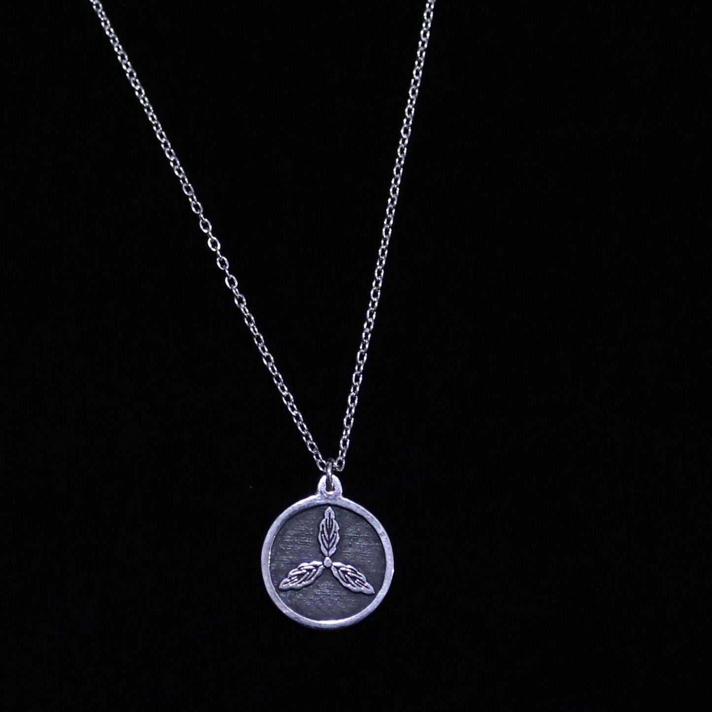 Tosa-Oak in a circle - 丸に土佐柏 - Kamon Necklace - Japanese Clan Crest