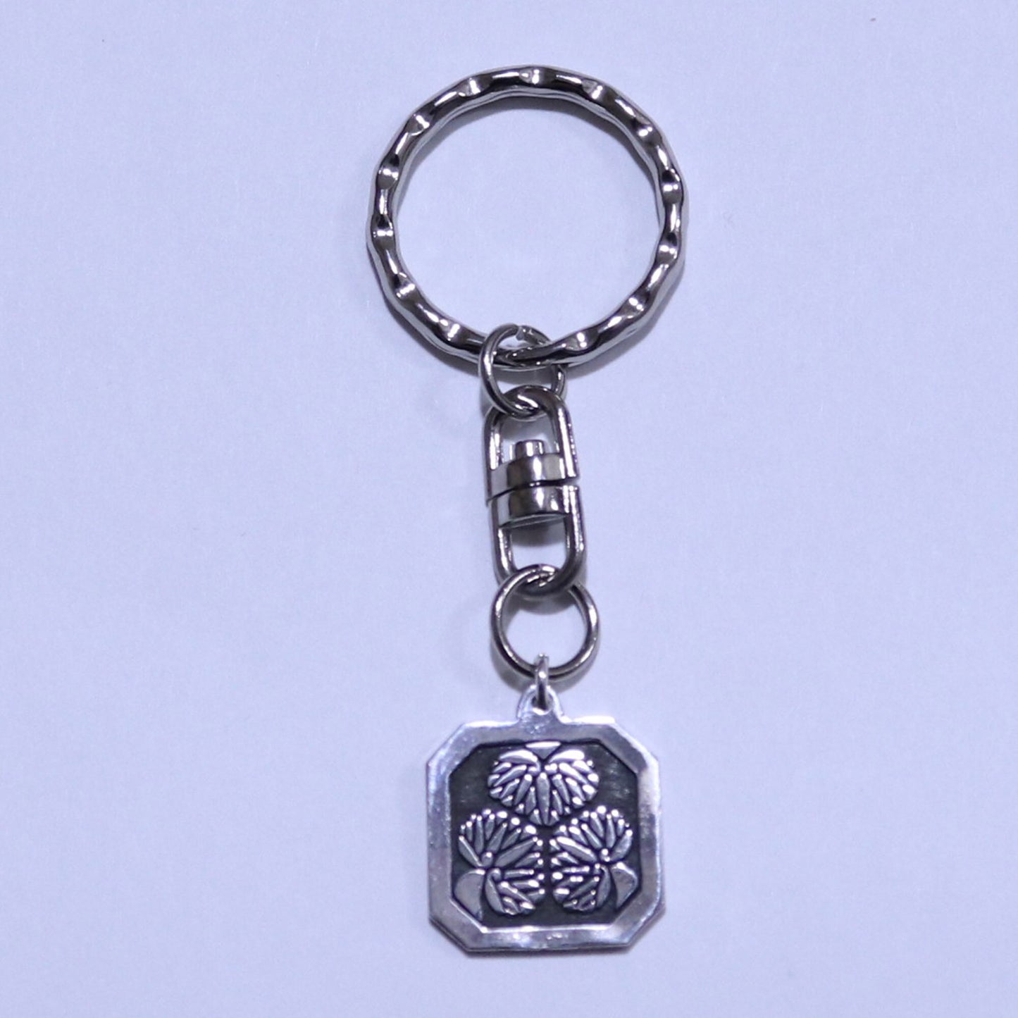 Key chain - Three mallows in a square trimmed corners - 隅切りミツ葵