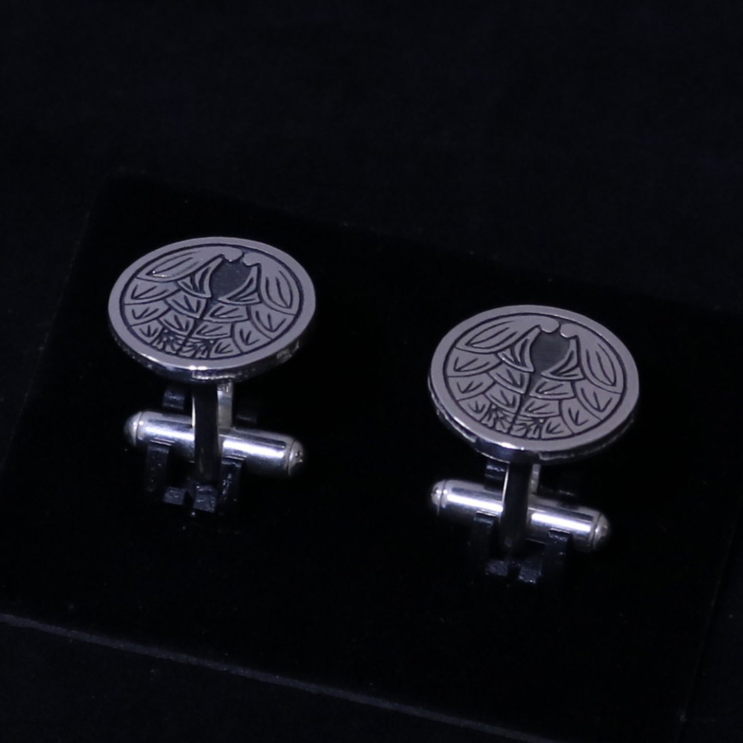 Tie tack - Cuddling Japanese Gingers in a circle - 丸に抱き茗荷