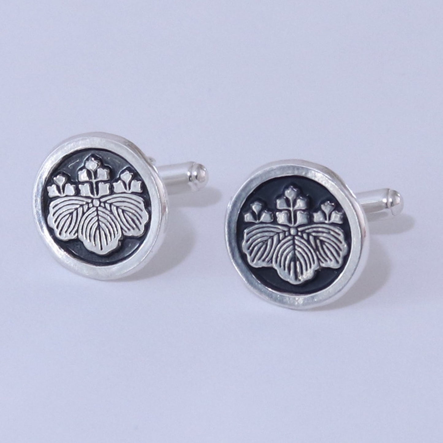 Tie tack - Five three Paulownia in a circle - 丸に五三桐