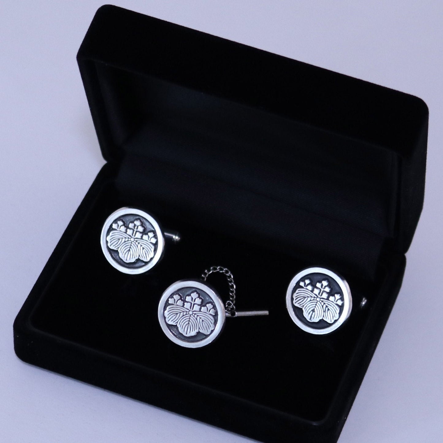 Tie tack - Five three Paulownia in a circle - 丸に五三桐