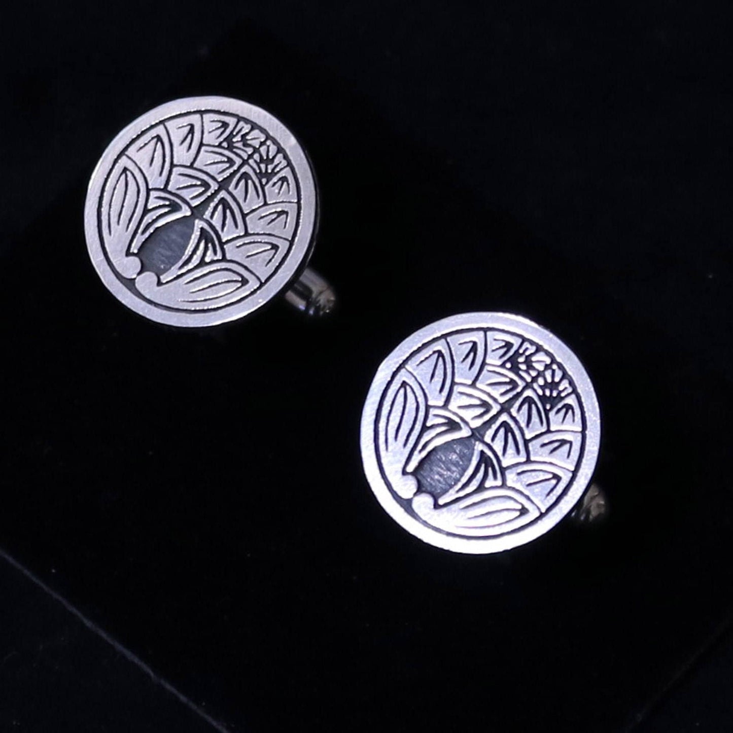 Tie tack - Cuddling Japanese Gingers in a circle - 丸に抱き茗荷