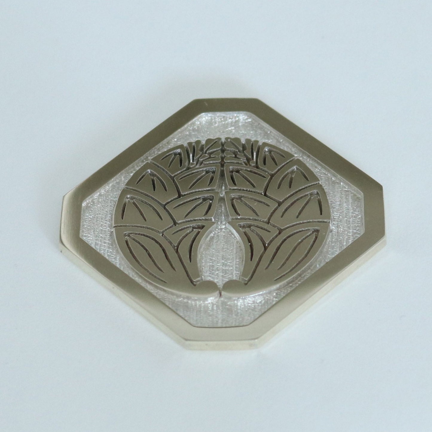 Medal - Dakimyuga - Cuddling Japanese Gingers in a square trimmed corners