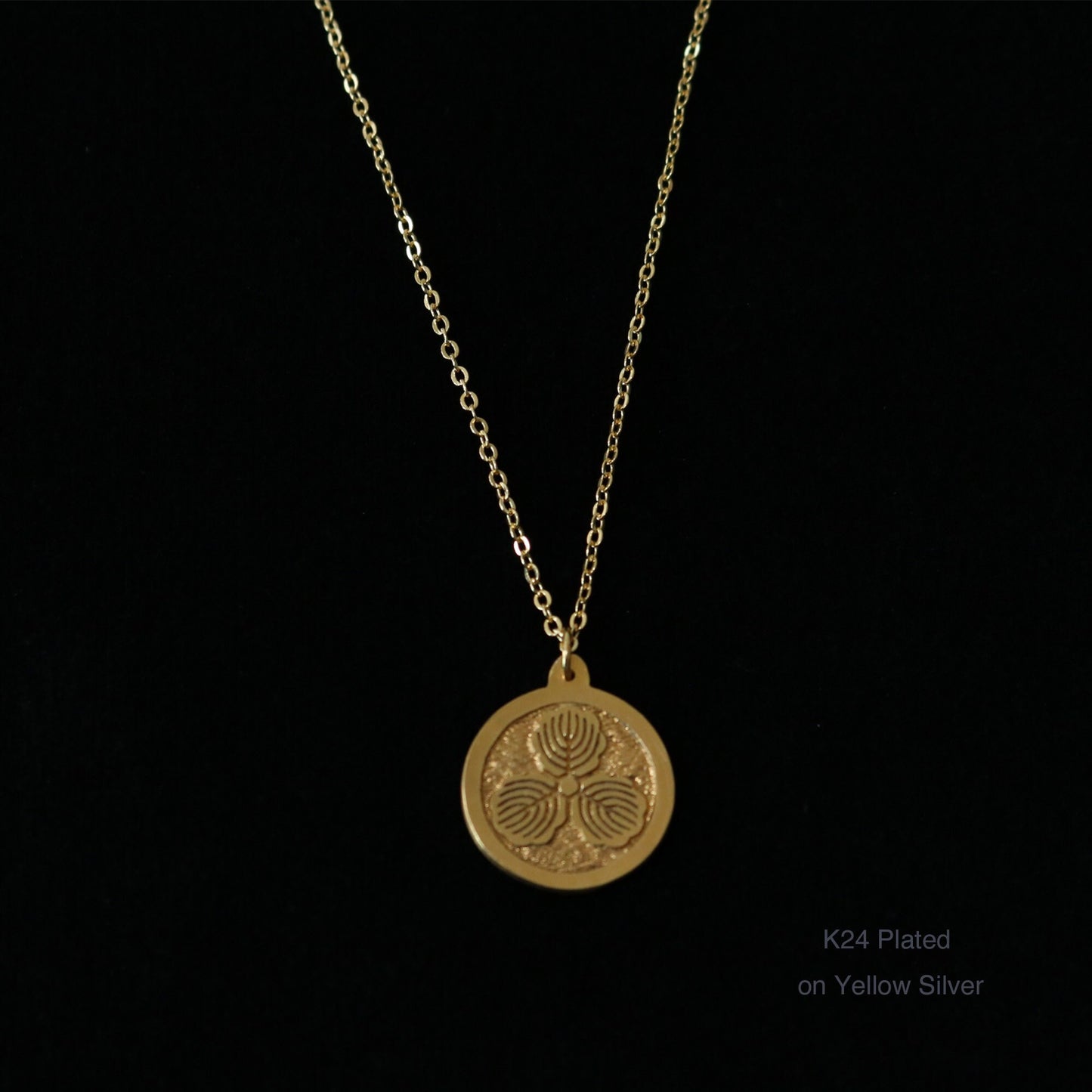 Three Oak Leaves in a circle - Japanese Kamon pendant - Maruni Mitsu Kashiwa